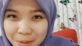 Monita lepas Jilbab pamer belahan