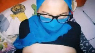 Entot Cewek Jilbab biru kacamata