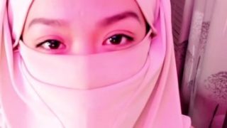 Cewek Streamer Berjilbab Cantik Putih