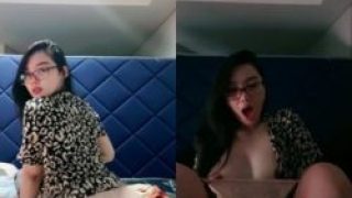 Lia buka celana dalam colmek HOT!