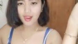 Alecia remas nenen bulat putih