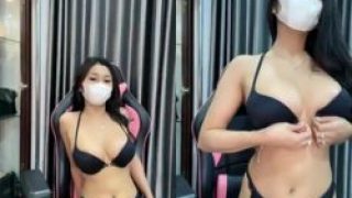 Reva kembali live barbar beha hitam sexy