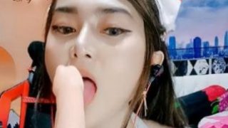 Host Cantik Sange pake Dildo Jumbo aja