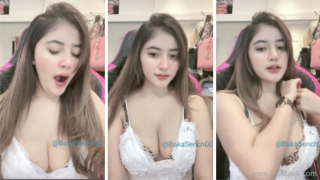 Lidya Danira Live Pamer Toket dan Belahan